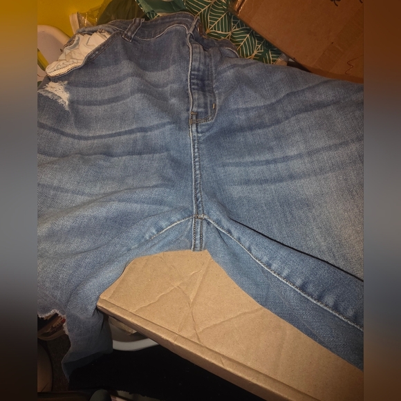 Distressed 22W Judy Blue Crop Fit Jeans - Picture 12 of 12